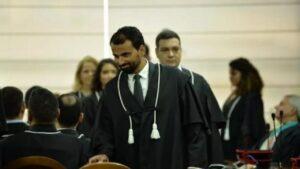 Ex-pedreiro interrompeu os estudos para ajudar a família, voltou à escola aos 24 anos pela EJA, tornou-se agente penitenciário, financiou Direito pelo Fies e chegou à magistratura aos 39 anos, dizendo que usaria o primeiro salário de juiz para quitar 22 parcelas atrasadas