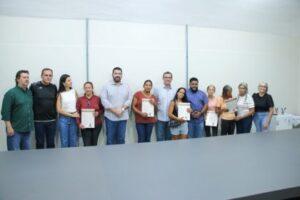 Prefeitura entrega escrituras a moradores do Orquídeas e transforma espera de décadas em realidade