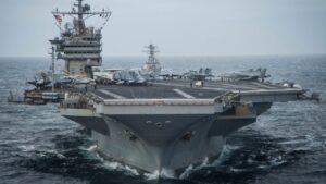 Com 335 metros, mais de 100 mil toneladas e até 5 mil militares a bordo, o USS George Washington segue para o Oriente Médio para substituir o porta-aviões Abraham Lincoln, que já ultrapassou 250 dias de missão
