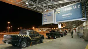 Alvo da Interpol com dezenas de mandados é preso ao desembarcar no Rio