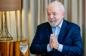 Em convenção do PT-BA, Lula pede votos para si e aliados. Lei proíbe