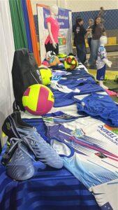 Prefeitura entrega kits esportivos a 1.350 atletas do Projeto Novo Tempo