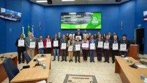 Vereadores homenageiam servidores e ex-vereadores durante sessão solene