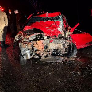 Três homens morrem após carro bater de frente com carreta.
