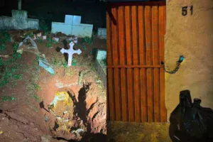 Homem viola túmulo após sonhos com mãe, leva ossada para casa e é preso