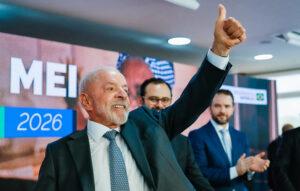 Com TSE sob ataque e enfraquecido, Lula desdenha da lei eleitoral e até distribui dinheiro