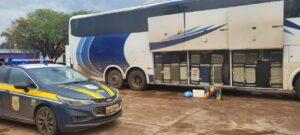PRF apreende ônibus carregado com 189 volumes de perfumes e maços de cigarro estrangeiros na BR-262 em Água Clara (MS)