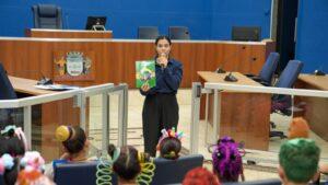 “Cabelo maluco” invade Câmara com alunos da EM Gentil Montalvão