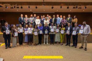 Vereadores homenageiam médicos, dentistas e professores durante sessão solene