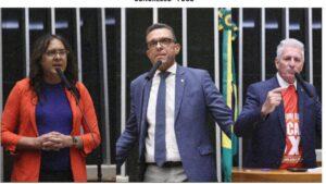 Deputados pedem apreensão do passaporte de Flávio Bolsonaro