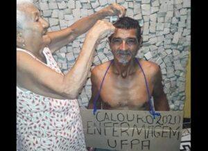 Amor e superação: Aos 90 anos, mãe raspa a cabeça do filho de 60 aprovado na universidade