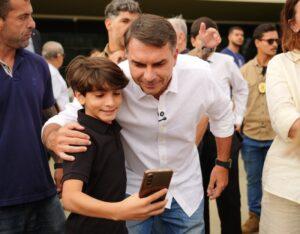 Após errar no 1º turno, Quaest aponta Flávio na frente com 51% a 49% dos votos válidos