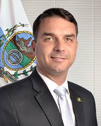 Após visitar o pai, Flávio Bolsonaro anuncia voto a favor do fim da escala 6×1