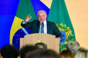 Campanha de Lula se irrita com almoço de Flávio na Globo
